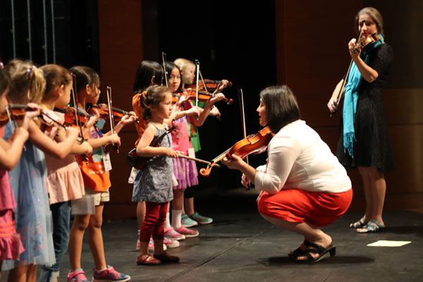 Teaching violin at kids level